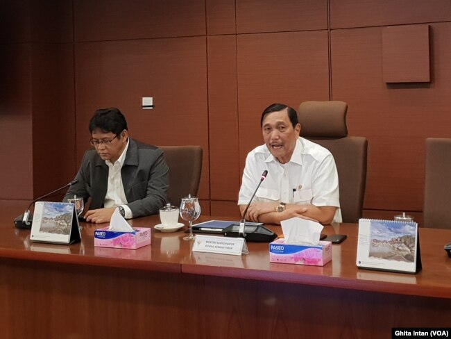 Menteri Koordinator Bidang Kemaritiman Luhut Binsar Panjaitan (tengah) dalam acara Coffee Morning, di Kantor Kemenko Maritim, Jakarta, Selasa, 2 Juli 2019. (Foto: Ghita Intan)