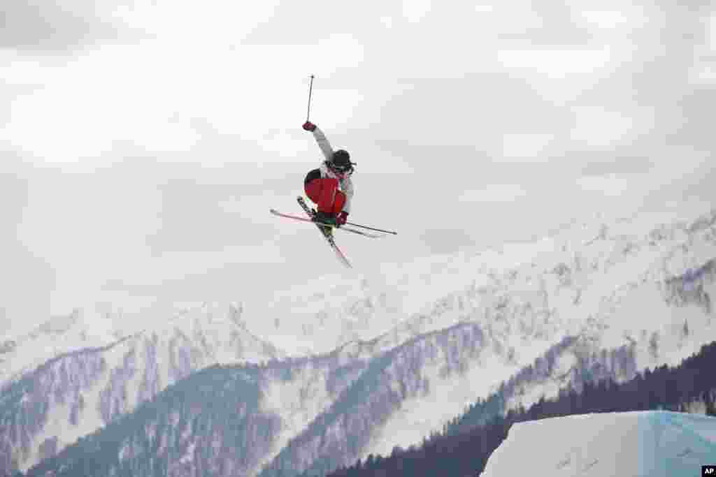 Julia Krass dari AS melompat dalam kompetisi ski gaya bebas nomor putri di Rosa Khutor Extreme Park, Krasnaya Polyana, Rusia (11/2). (AP/Jae C. Hong)