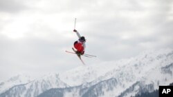 美国运动员茱莉亚克拉斯在女子自由式滑雪资格赛中跳跃
