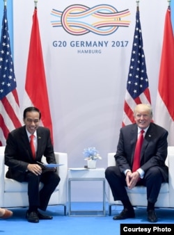 Presiden Joko Widodo dan Presiden Donald Trump langsungkan pertemuan di sela-sela KTT G20 di Hamburg, Jerman, Sabtu, 8 Juli 2017. (Foto courtesy: Setpres RI)