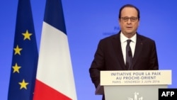 Presiden Perancis Francois Hollande mendesak Israel dan Palestina untuk membuat "pilihan berani" untuk perdamaian saat membuka KTT konflik tersebut di Paris, Juni 2016. (AFP/Saul Loeb)