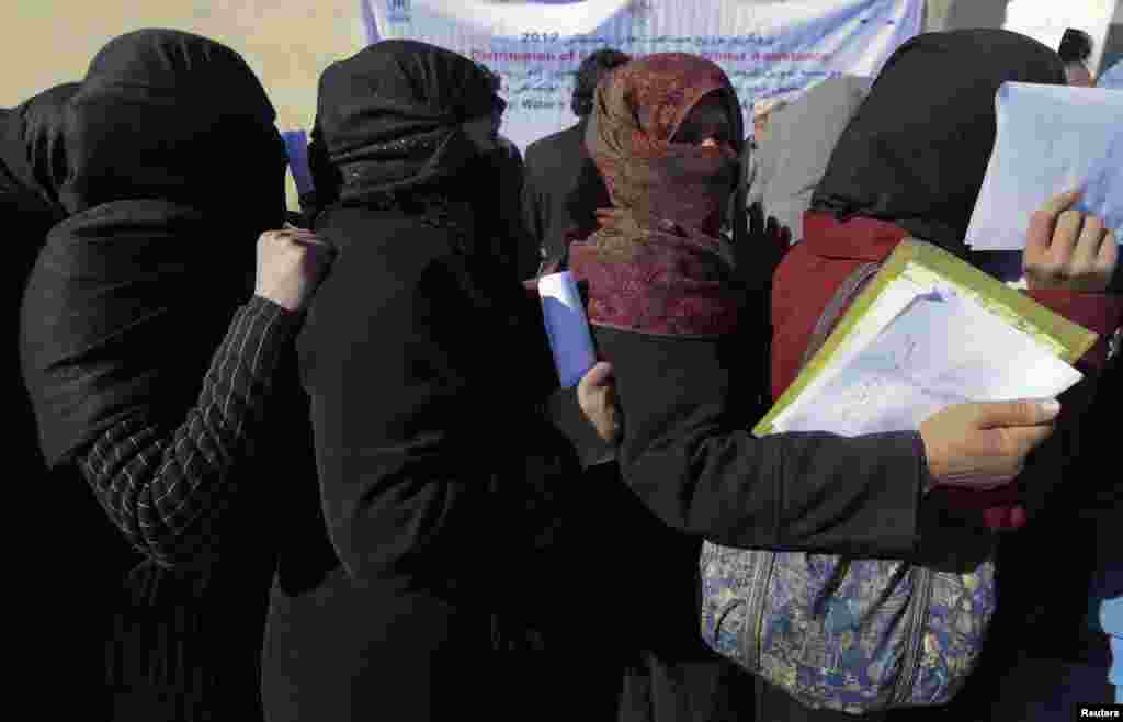 Afghan women line up to receive winter relief assistance donated by the UNHCR in Kabul, Afghanistan, January 2, 2013. 