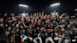 Los Medias Rojas de Boston celebran después del quinto juego de la Serie Mundial de béisbol contra los Dodgers de Los Angeles. El equipo de Boston ganó 5-1 el domingo con lo que se apuntó 4 juegos ganados de la serie de 5.