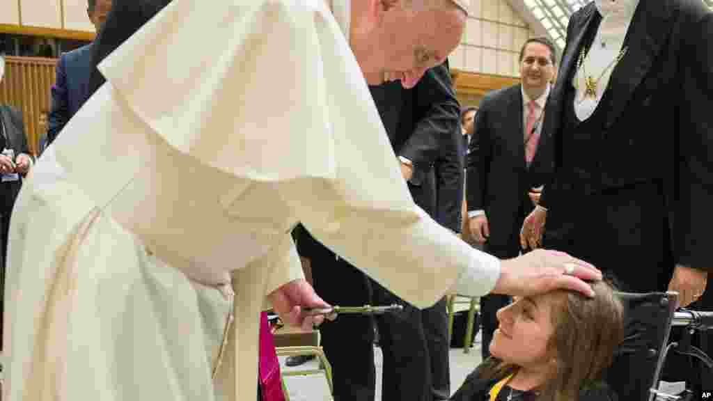 Le Pape François pose sa main sur une fille à la fin du congrès sur les progrès de la médecine régénérative, le 29 avril 2016.