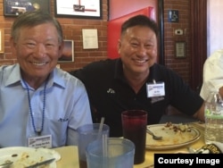 미국 캘리포니아주 랭캐스터 시 ‘크레이지 오토스’ 식당 사장인 허진 씨(오른쪽)와 그의 형인 허영 씨.