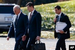 El Jefe de Personal de la Casa Blanca, John Kelly, (izq.), camina junto al ahora ex secretario de personal Rob Porter (centro), y el asistente de personal del presidente Donald Trump, John McEntee (der.), en esta foto de noviembre 29 de 2017.