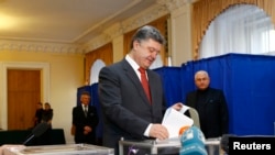 Petro Poroshenko descarrega o seu voto em Kiev