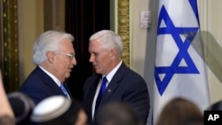 지난해 5월 백악관에서 열린 이스라엘 독립기념일 축하 행사에서 마이크 펜스 미국 부통령(오른쪽)이 데이비드 프레드만 이스라엘 주재 미 대사의 소개를 받으며 연단에 서고 있다.