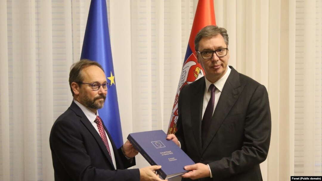 Emanuel Žiofre i Aleksandar Vučić prilikom uručenja izveštaja Evropske komisije