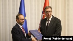 Emanuel Žiofre i Aleksandar Vučić prilikom uručenja izveštaja Evropske komisije