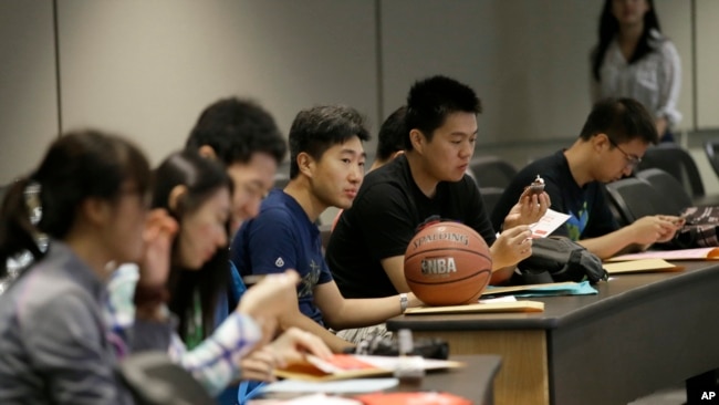 德克萨斯大学达拉斯分校的中国学生参加新生入学培训。