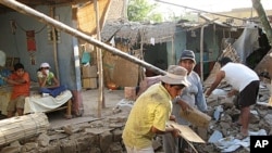 People remove bricks after a magnitude-6.9 earthquake hit the area in Ica, Peru, October 28, 2011.
