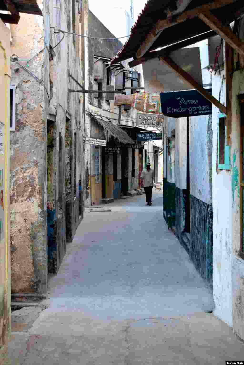 L&#39;UNESCO a déclaré la vieille ville de Lamu un site du patrimoine mondial car il est &quot;le plus ancien et le mieux préservé de peuplement swahili en Afrique de l&#39;Est&quot;, dont les rues ancienne remontent au 12ème siècle. Photo du 26 novembre 2014. (Hilary Heuler / VOA News)