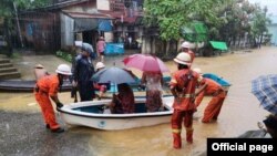 ကချင်ပြည်နယ်၊ မိုးညှင်းခရိုင်၊ ဖားကန့်မြို့နယ်မှာ မိုးအဆက်အပြတ်ရွာသွန်းမှုကြောင့် ဥရုချောင်းရေများ ဝင်ရောက်တာကြောင့် ရေကြီးမှုနဲ့ ကြုံနေရသူများကို အကူအညီပေးနေတဲ့ မီးသတ်တပ်ဖွဲ့ဝင်များ။ (ဓာတ်ပုံ - Myanmar Fire Services Department - သြဂုတ် ၁၈၊ ၂၀၂၀)
