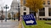 威斯康星州议会大厦外的投票站标志