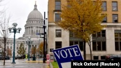 Un panneau dirige les électeurs vers un bureau de vote situé près du capitole à Madison, dans le Wisconsin, aux États-Unis, le 6 novembre 2018. (Photo: REUTERS/Nick Oxford)