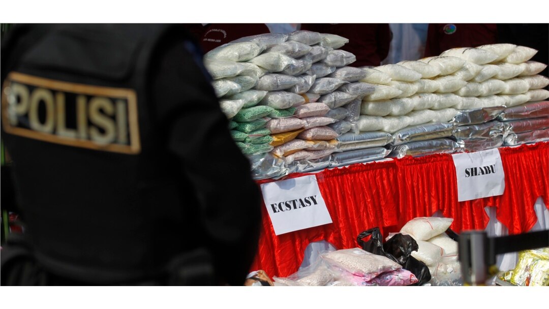 Divisi narkotika Polda Metro Jaya bersiap untuk memusnahkan narkoba yang terdiri dari 362,45 kilogram sabu, 1.052.000 butir ekstasi, dan 118,27 kilogram ganja di Bandara Internasional Soekarno-Hatta, Cengkareng 5 Juli 2012. (Foto: REUTERS/Supri)