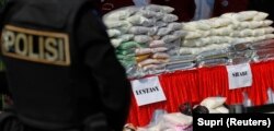 Divisi narkotika Polda Metro Jaya bersiap untuk memusnahkan narkoba yang terdiri dari 362,45 kilogram sabu, 1.052.000 butir ekstasi, dan 118,27 kilogram ganja di Bandara Internasional Soekarno-Hatta, Cengkareng 5 Juli 2012. (Foto: REUTERS/Supri)