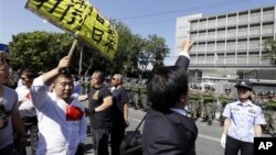 Китайцы протестуют у посольства Японии в Пекине из-за спорных островов Сенкаку (Дяоюй). 18 сентября 2012 г.