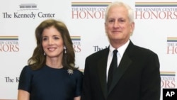 Caroline Kennedy junto a su esposo Edwin Scholssberg, en una gala en Washington, en 2012.