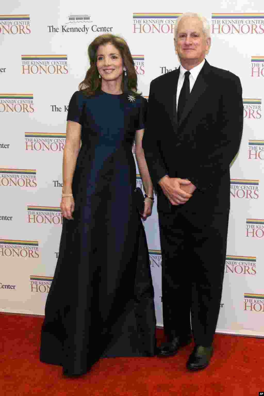 Caroline Kennedy y su esposo&nbsp; Edwin Schlossberg, caminan por la alfombra roja minutos previos a la entrega de los premios del Kennedy Center 2012. 