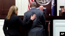 Melvin Graham, hermano de Cynthia Hurd muerta en la masacre, camina hacia el Juez Nicholson durante la audiencia de culpabilidad de Dylann Roof en la Corte del Condado de Charleston este lunes, 10 de abril de 2017, en Charleston, Carolina del Sur.