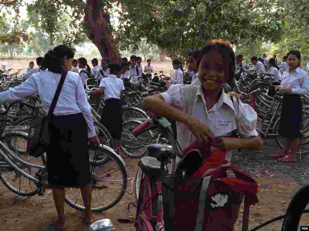 Cambodian girls at Hun Sen's Prasat Bakong High School where U.S First Lady Michelle Obama visited on Saturday March 21, 2015 in Siem Reap. (Phorn Bopha/VOA Khmer)
