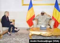 Marine Le Pen a rencontré le président tchadien Idriss Déby Itno dans sa résidence à Amdjarass, Tchad, le 21 mars 2017. (VOA/André Kodmadjingar)