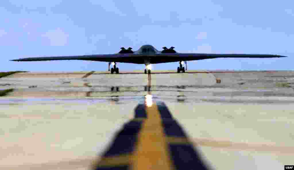 미국 미주리 위트먼 공군기지에서 이륙 준비 중인 B-2 스텔스 폭격기. (자료사진)