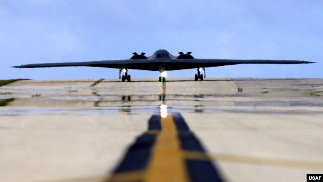 一架从密苏里州的惠特曼空军基地起飞的B-2隐形轰炸机在关岛的安德森空军基地降落。（2005年4月25日）