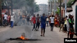 Residents chant slogans as they light a fire barricade in their neighbourhood in the streets of Democratic Republic of Congo's capital Kinshasa, Dec. 20, 2016. 