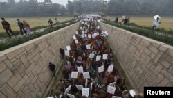 Perempuan demonstran menghadiri upacara doa bersama untuk korban pemerkosaan setelah melakukan protes yang dipimpin Kepala Menteri New Delhi Sheila Dikshit (2/1). (Foto: Reuters)