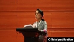 ပြည်ထောင်စု ငြိမ်းချမ်းရေးညီလာခံ မှာ ဒေါ်စု မိန့်ခွန်းပြောစဉ် (photo: NLD Chairperson)