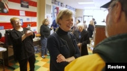 Kandidat Partai Demokrat Tammy Baldwin (tengah), bertemu pendukungnya di Glendale, Wisconsin. (Reuters/Darren Hauck)