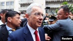 El expresidente y legislador de Colombia, Álvaro Uribe, llega a una audiencia privada en la Corte Suprema de Justicia, en Bogotá. Actualmente tiene casa por cárcel.