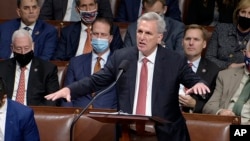 众议院电视视频截图显示少数党领袖麦卡锡发言反对民主党人的大型社会支出法案。（2021年11月18日）