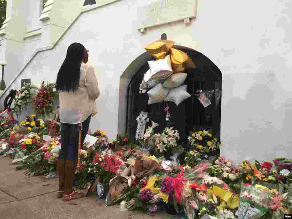 Mourners weeps outside the Emanuel AME Church in Charleston, June 19, 2015. (Amanda Scott/VOA)