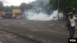 Police fire tear gas on anti-corruption protesters aiming to set fire to several businesses in Port au Prince, Haiti. (M. Vilme/VOA Creole)