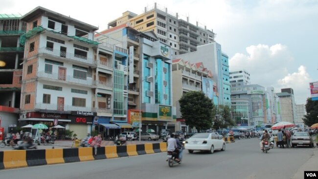 ការកើន​ឡើង​នៃ​សំណង់​អគារ​ខ្ពស់ៗ​នៅ​បុរី​កីឡា តាម​បណ្តោយ​ផ្លូវ​លេ​១៦៩​នៅ​ថ្ងៃ​ទី​២៩ ខែ​កញ្ញា ឆ្នាំ​២០១៤។ (នូវ ពៅលក្ខិណា/VOA)