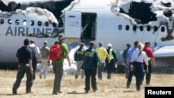 7일 미국 교통안전위원회 조사원들이 미국 샌프란시스코 국제공항에서 일어난 아시아나 항공 충돌 현장에 출동했다.