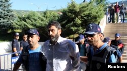 L'un des militaires suspecté d'avoir fait partie du putsch amené à la cour de Justice turque à Mugla, Turquie, le 17 août 2016.