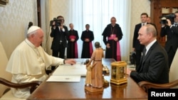 Vladimir Putin, que ha visto al papa en dos ocasiones anteriores, llegó al Vaticano al comienzo de una visita de 10 horas a Italia, que también incluye conversaciones con el Primer Ministro Giuseppe Conte.