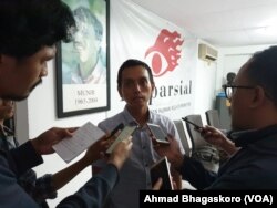 Direktur Imparsial Al Araf saat diwawancara wartawan usai konferensi pers di Kantor Imparsial, Jakarta, Rabu (6/2). Foto: VOA/Ahmad Bhagaskoro
