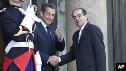 French President Nicolas Sarkozy welcomes Mahmoud Jibril, representative for foreign affairs with the Libyan Transitional National Council, prior to a meeting at the Elysee Palace, in Paris (File Photo - May 14, 2011)