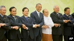 Presiden AS Barack Obama (tengah) saat menghadiri KTT ASEAN 13 November 2014 di Naypyitaw, Myanmar (foto: dok).