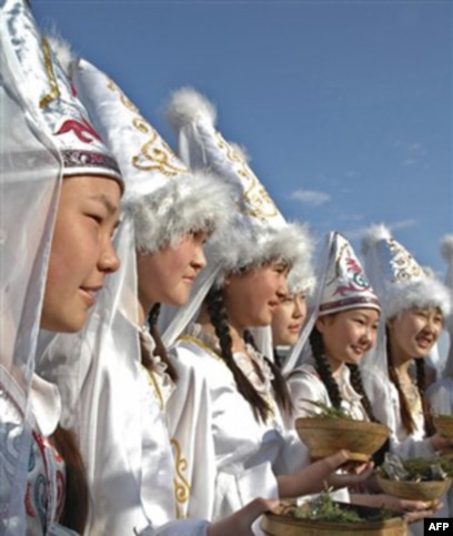 Katta qora mushuklar va eshaklarning fotosuratlari Ijtimoiy tarmoqlardagi kokrak qafasi