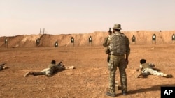 미 육군 특수부대 병사(서있는 이)가 시리아 알탄프 기지에서 현지 온건반군을 훈련하고 있다. (자료사진)