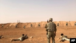Para anggota pasukan kelompok oposisi Suriah Maghawir al-Thawra mendapatkan pelatihan senjata api dari pasukan khusus AS dalam pelatihan di pos militer al-Tanf, Suriah, pada 22 Oktober 2018. (Foto: AP/Lolita Baldor)