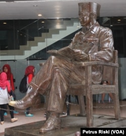 Patung Proklamator Soekarno di Museum Bung Karno di Blitar, Soekarno penggali Pancasila sebagai ideologi bangsa. (Foto: Petrus Riski/VOA)