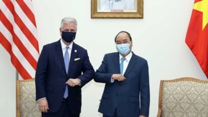 Cố vấn An ninh Quốc gia Hoa Kỳ Robert O'Brien (trái) và "kiểu chào thời COVID" với Thủ tướng Việt Nam Nguyễn Xuân Phúc trong cuộc gặp tại Hà Nội vào ngày 21/11/2020.